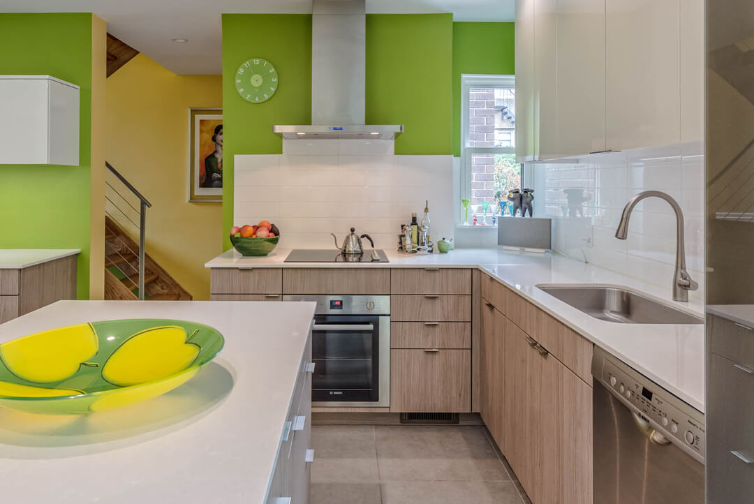 Фисташковый и бежевый цвета в интерьере кухни