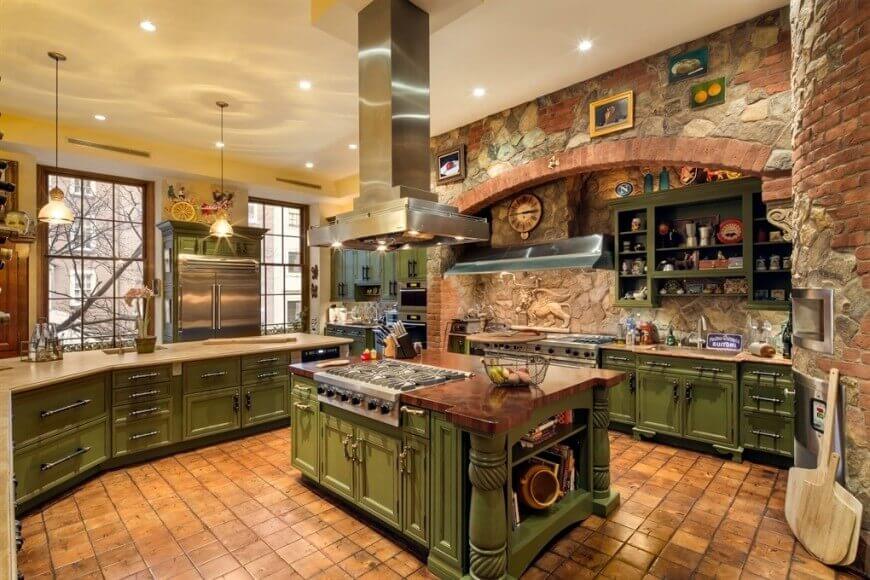 кухня с оливковым гарнитуром и элементами каменной кладки