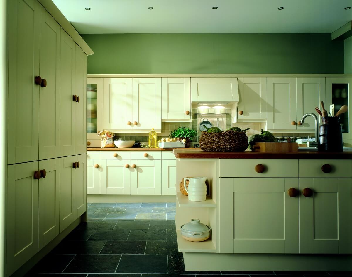 Оттенок нежного зелёного цвета в кухне совмещенной с гостинной